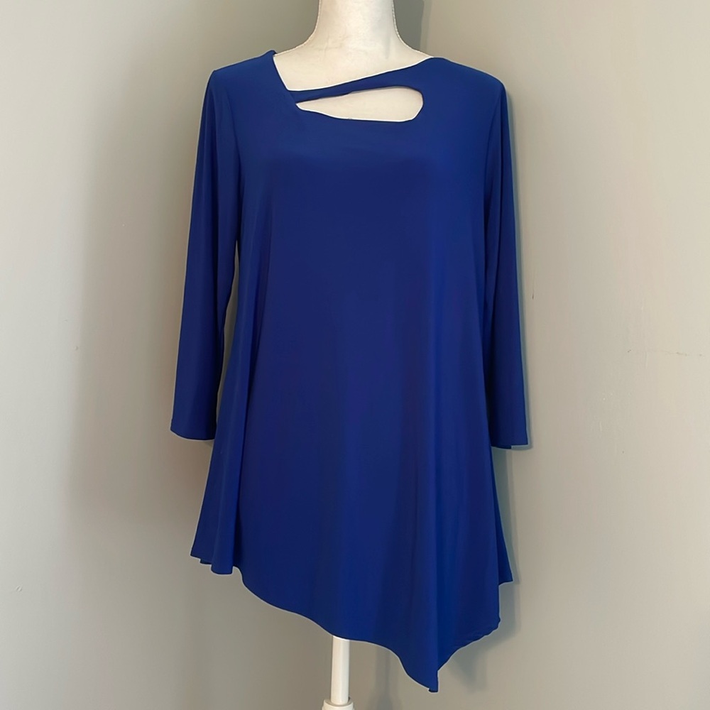 Royal tunic with cutout neckline